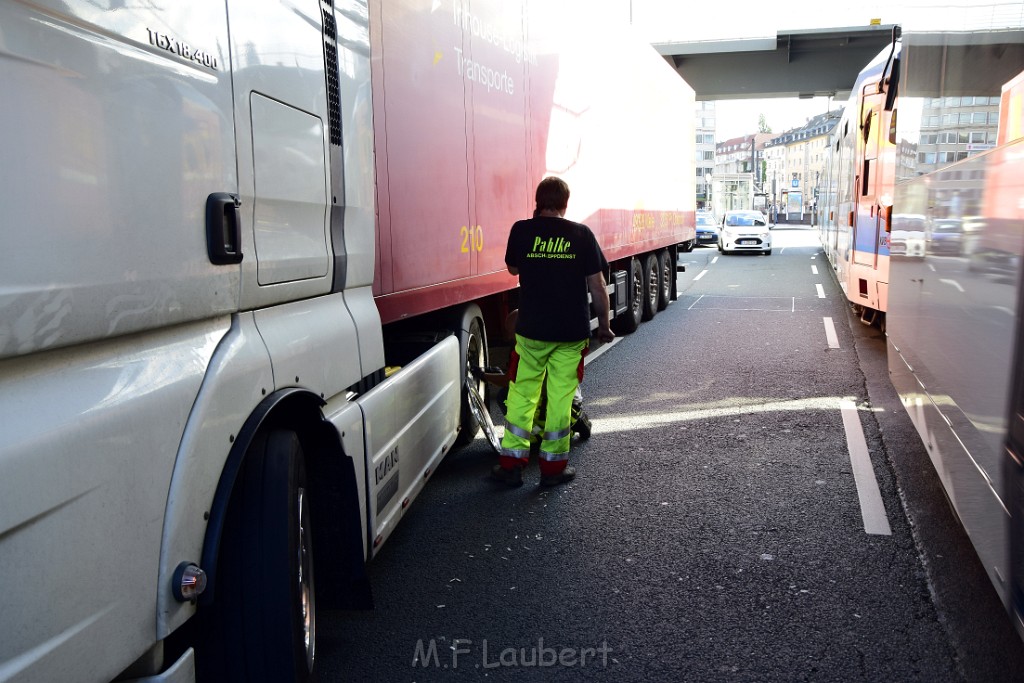 LKW blieb unter Bruecke haengen Koeln Deutz Opladenerstr Deutz Muelheimerstr P038.JPG - Miklos Laubert